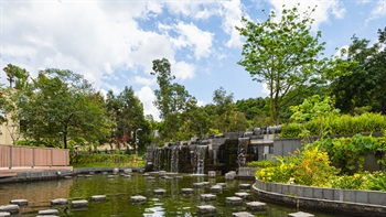 Waterfall features accompanied by carefully placed angular rockery provides a glimpse of contemporary design.